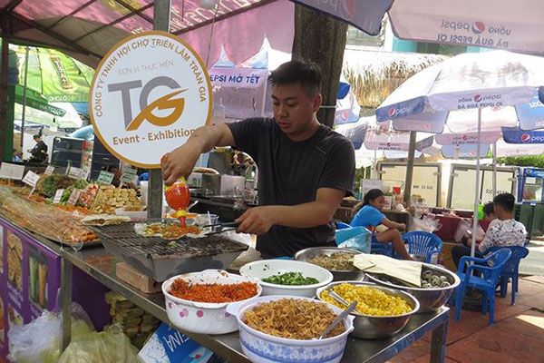 Hàng quán TPHCM đông nghịt khách ngày mùng 1 Tết, giá tăng 15%