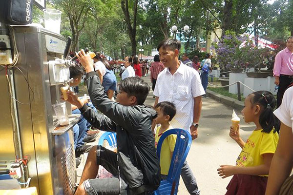 Hàng quán TPHCM đông nghịt khách ngày mùng 1 Tết, giá tăng 15%