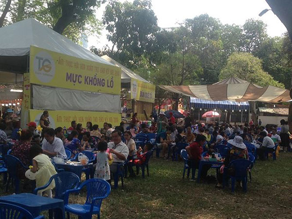 Hàng quán TPHCM đông nghịt khách ngày mùng 1 Tết, giá tăng 15%