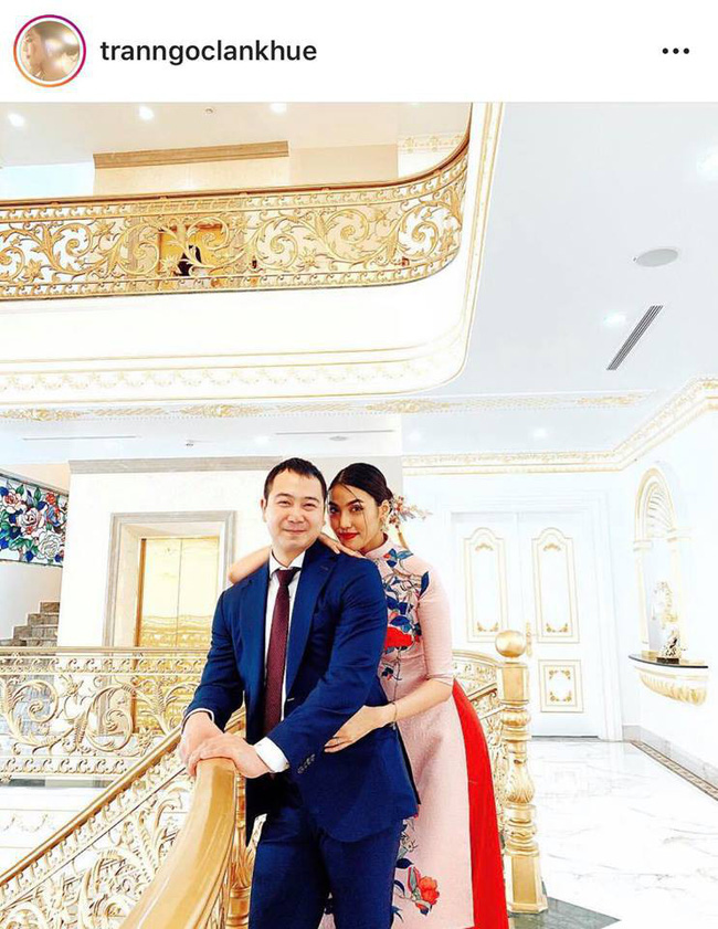 Hai nàng dâu mới Lan Khuê - Thanh Tú đồng loạt khoe ảnh diện áo dài cùng ông xã trong ngày mùng 1 Tết