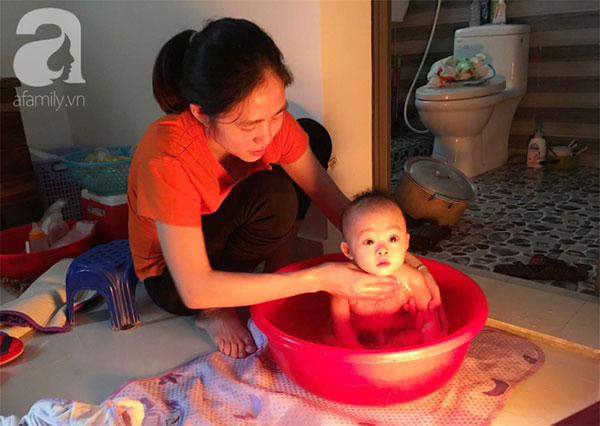 Mẹ trẻ đánh cược mạng sống sinh tứ thai đón mùa xuân đầu tiên bên các con: Tết của em dựa hết vào chồng