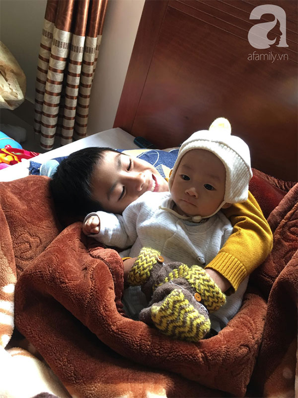 Mẹ trẻ đánh cược mạng sống sinh tứ thai đón mùa xuân đầu tiên bên các con: Tết của em dựa hết vào chồng