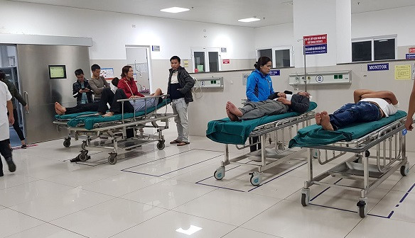 Hàng loạt người nhập viện trong đêm 30 Tết do pháo