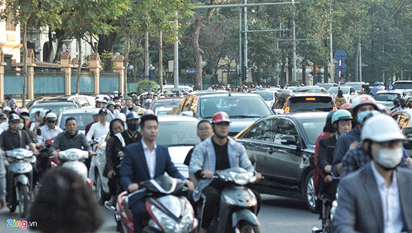 Đường phố Hà Nội tắc cứng, hỗn loạn chiều mùng 1 Tết