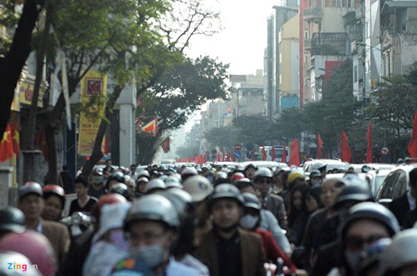 Đường phố Hà Nội tắc cứng, hỗn loạn chiều mùng 1 Tết