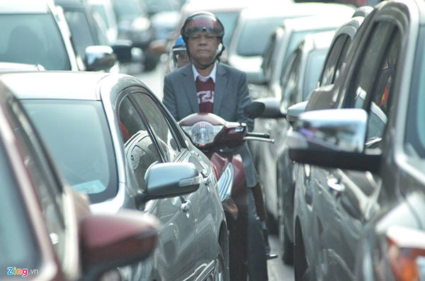 Đường phố Hà Nội tắc cứng, hỗn loạn chiều mùng 1 Tết