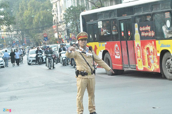 Đường phố Hà Nội tắc cứng, hỗn loạn chiều mùng 1 Tết