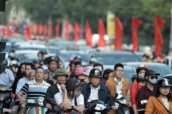 Đường phố Hà Nội tắc cứng, hỗn loạn chiều mùng 1 Tết