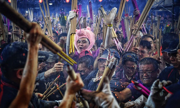 Khung cảnh chen lấn từ cuộc đua thắp hương cầu may đầu năm Kỷ Hợi của người dân Singapore