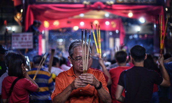 Khung cảnh chen lấn từ cuộc đua thắp hương cầu may đầu năm Kỷ Hợi của người dân Singapore