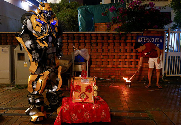 Khung cảnh chen lấn từ cuộc đua thắp hương cầu may đầu năm Kỷ Hợi của người dân Singapore