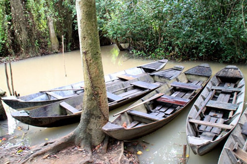 Đùa giỡn khi sang sông, xuồng chở 9 cháu nhỏ chìm vào đêm 30 Tết