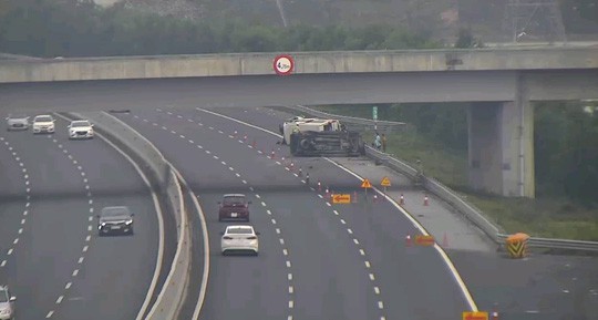 2 ô tô lật nghiêng trên cao tốc Hà Nội-Hải Phòng, 5 người bị thương