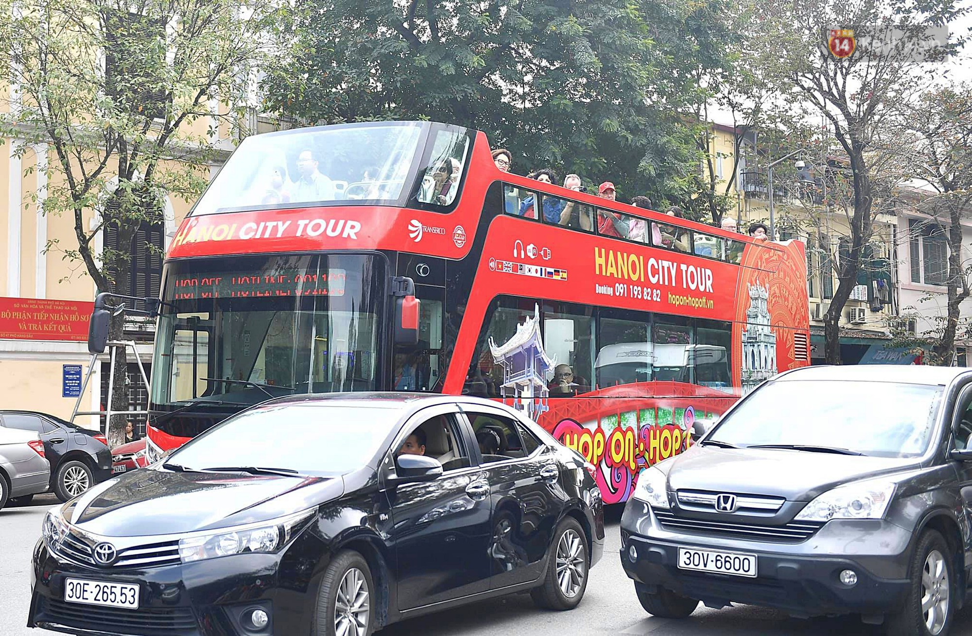 Nắng đẹp sáng mồng 1, hàng vạn người dân đổ lên Hồ Gươm khiến đâu đâu cũng đông đúc