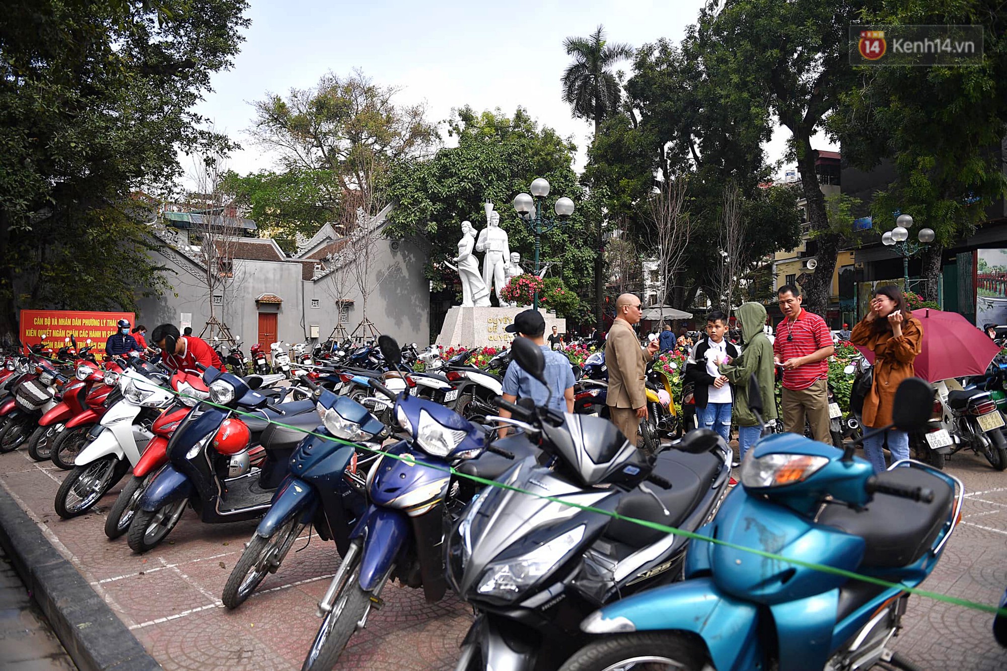 Nắng đẹp sáng mồng 1, hàng vạn người dân đổ lên Hồ Gươm khiến đâu đâu cũng đông đúc