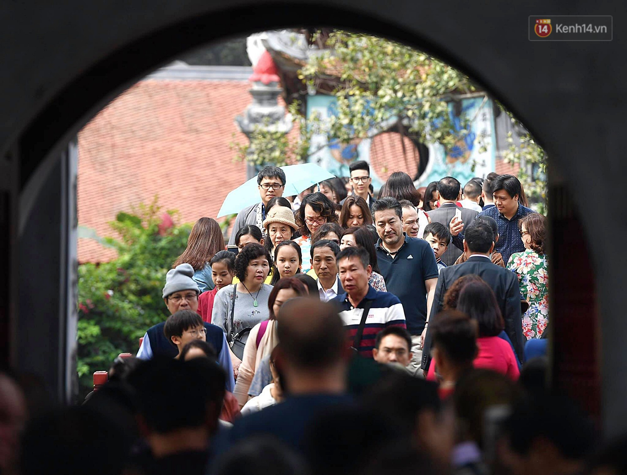 Nắng đẹp sáng mồng 1, hàng vạn người dân đổ lên Hồ Gươm khiến đâu đâu cũng đông đúc