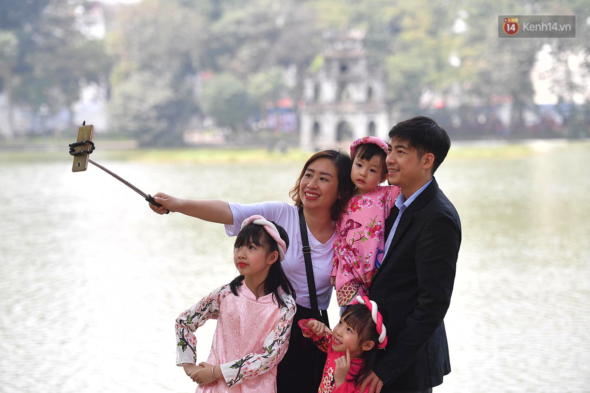 Nắng đẹp sáng mồng 1, hàng vạn người dân đổ lên Hồ Gươm khiến đâu đâu cũng đông đúc