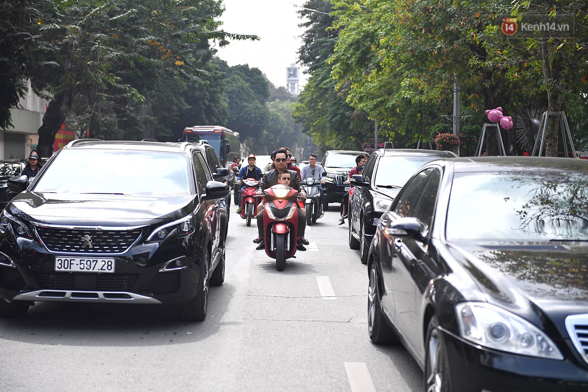 Nắng đẹp sáng mồng 1, hàng vạn người dân đổ lên Hồ Gươm khiến đâu đâu cũng đông đúc