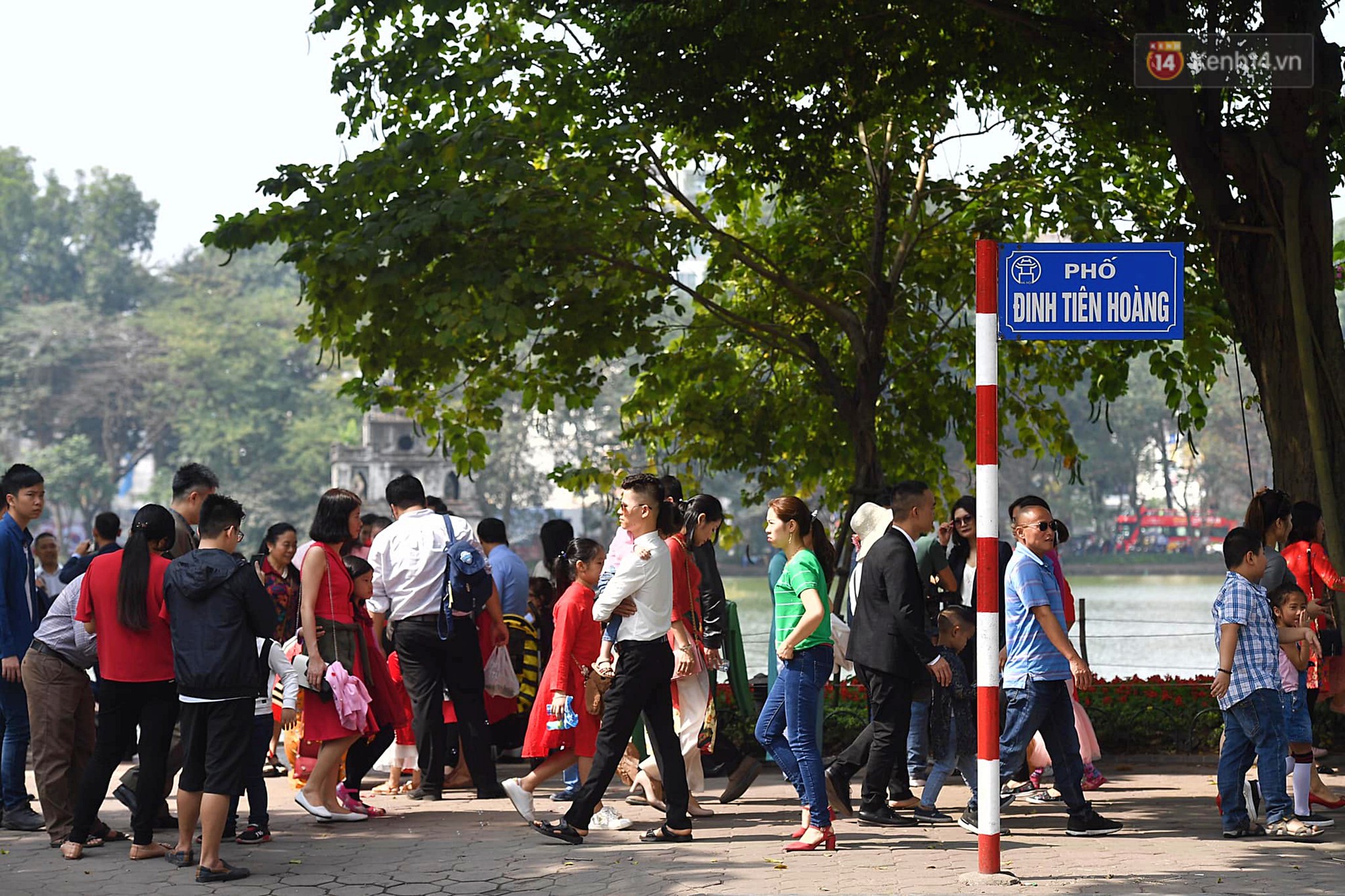 Nắng đẹp sáng mồng 1, hàng vạn người dân đổ lên Hồ Gươm khiến đâu đâu cũng đông đúc