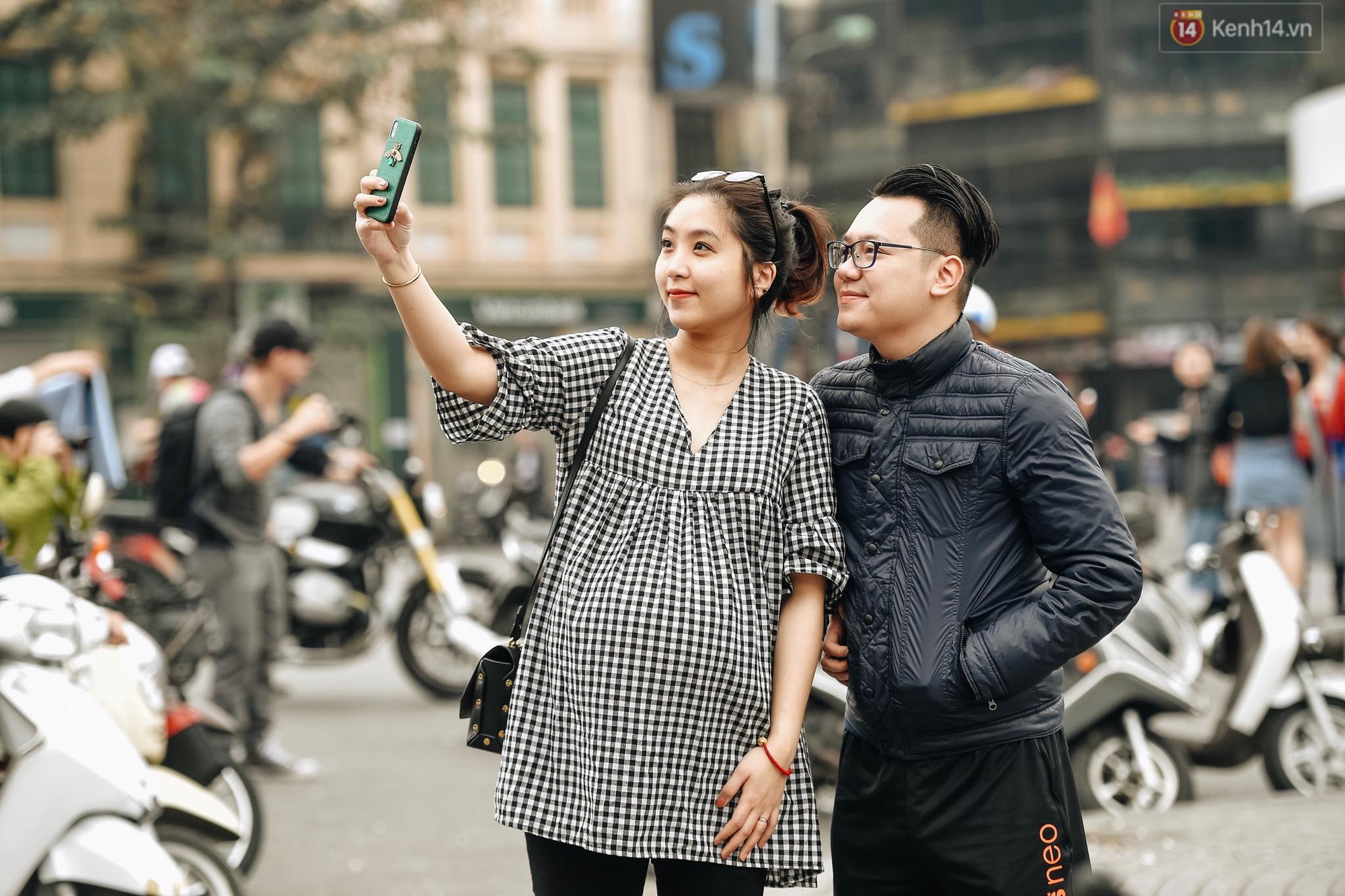 Người Hà Nội nô nức xuống phố ngày đầu năm, xúng xính diện áo dài truyền thống đi chơi Tết