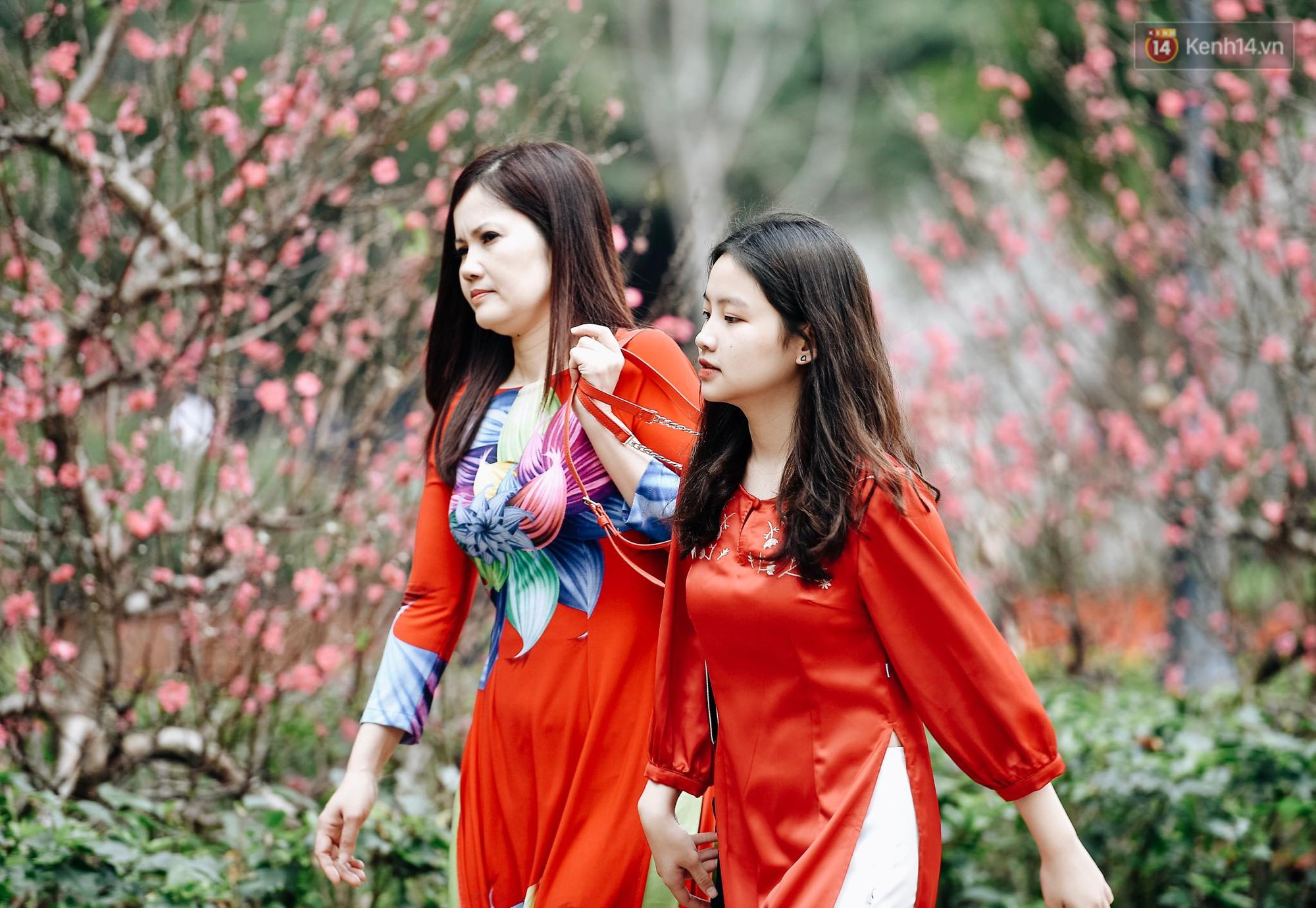 Người Hà Nội nô nức xuống phố ngày đầu năm, xúng xính diện áo dài truyền thống đi chơi Tết