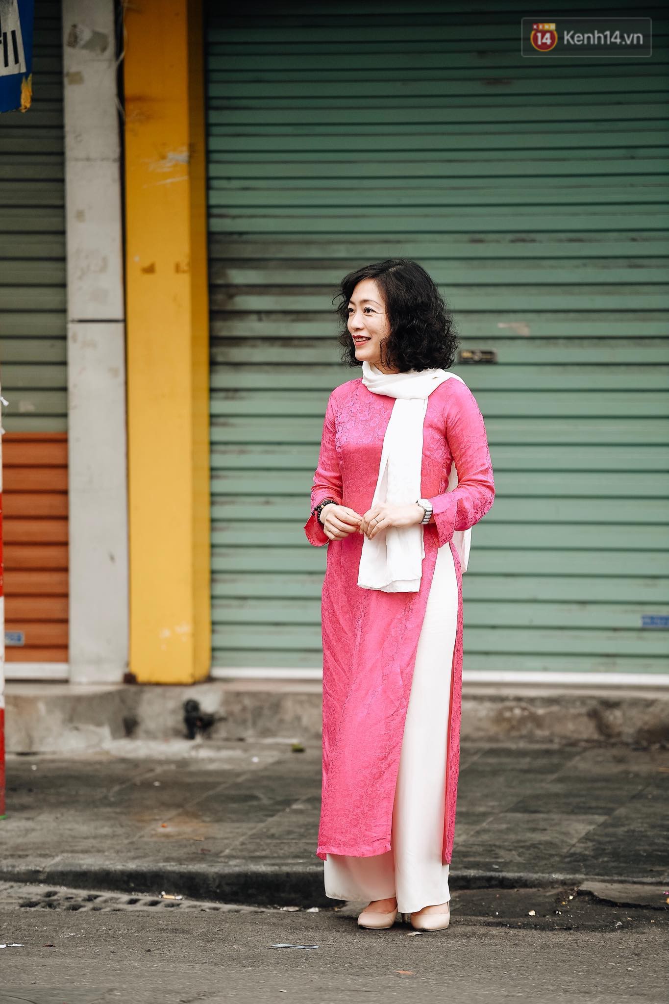 Người Hà Nội nô nức xuống phố ngày đầu năm, xúng xính diện áo dài truyền thống đi chơi Tết