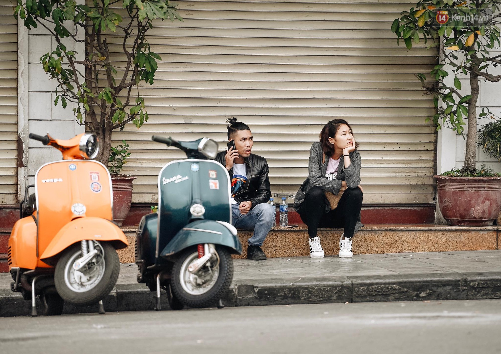 Người Hà Nội nô nức xuống phố ngày đầu năm, xúng xính diện áo dài truyền thống đi chơi Tết