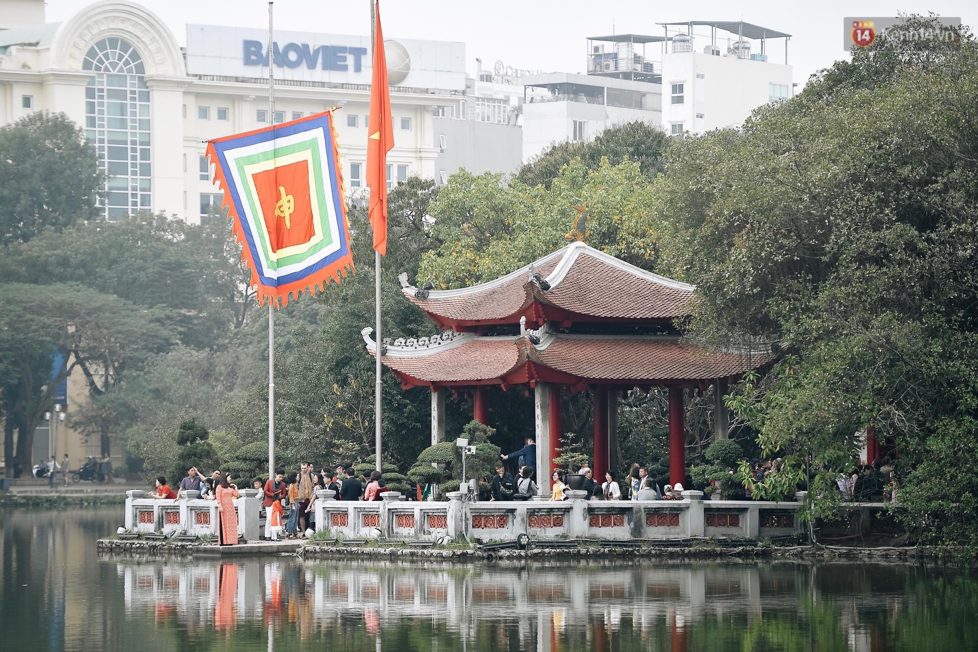 Người Hà Nội nô nức xuống phố ngày đầu năm, xúng xính diện áo dài truyền thống đi chơi Tết