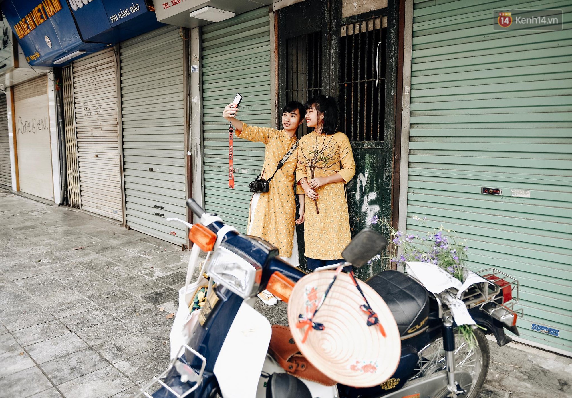 Người Hà Nội nô nức xuống phố ngày đầu năm, xúng xính diện áo dài truyền thống đi chơi Tết