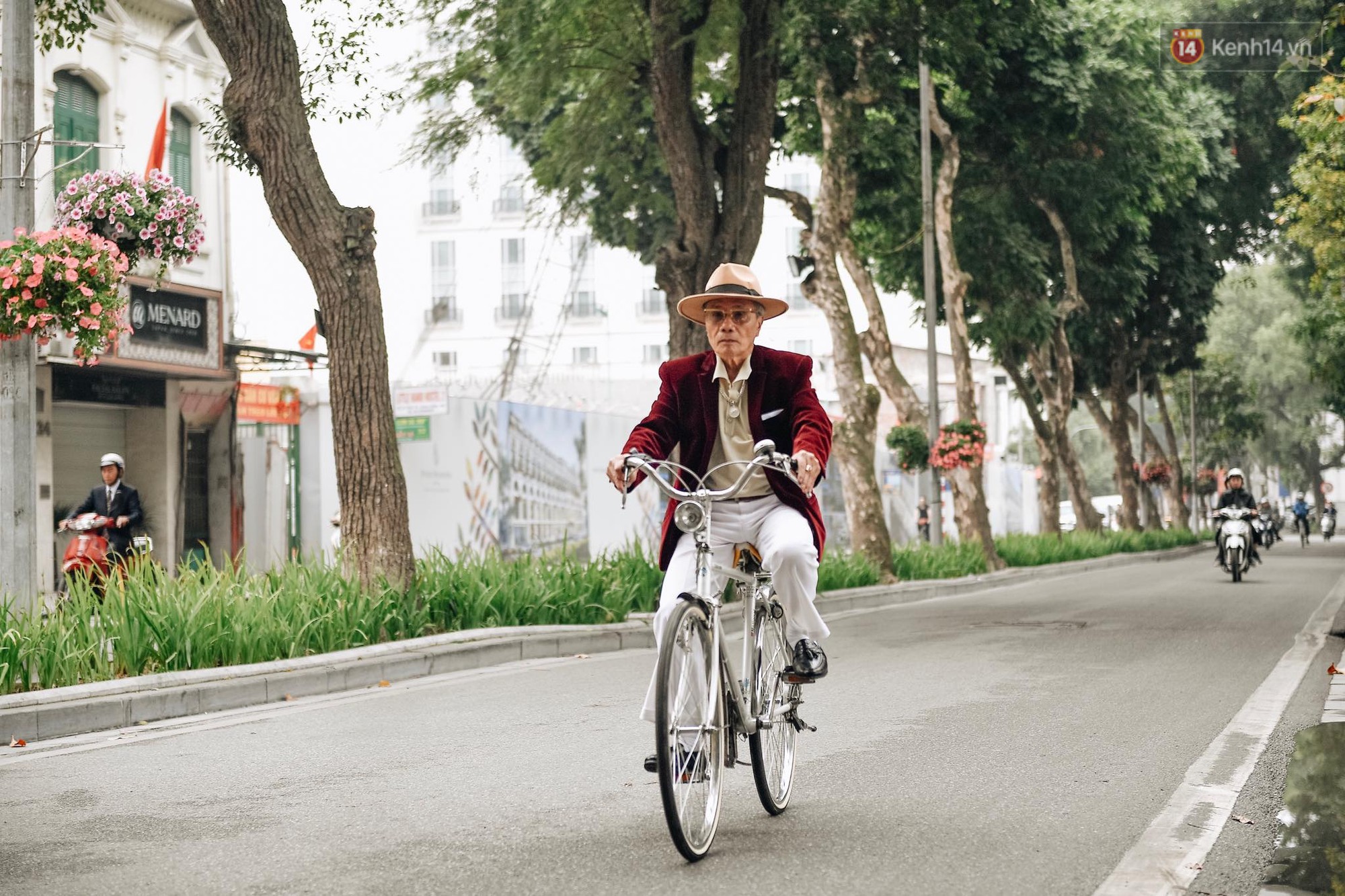 Người Hà Nội nô nức xuống phố ngày đầu năm, xúng xính diện áo dài truyền thống đi chơi Tết