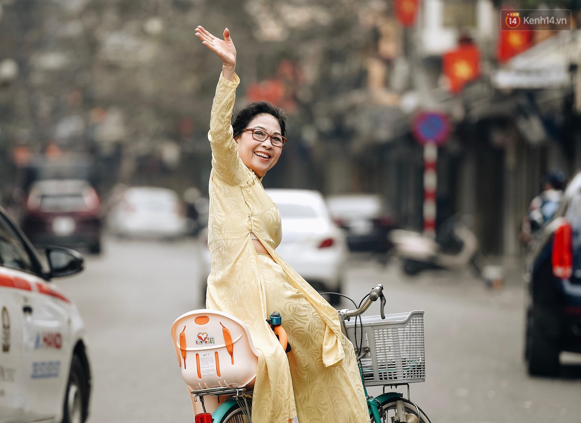 Người Hà Nội nô nức xuống phố ngày đầu năm, xúng xính diện áo dài truyền thống đi chơi Tết