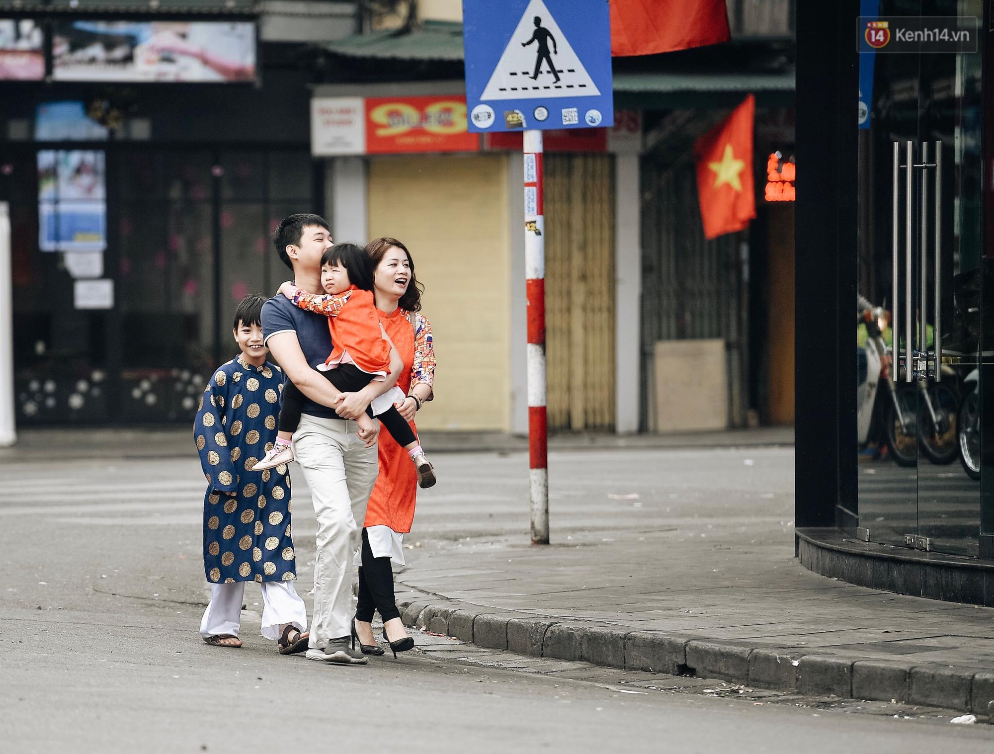 Người Hà Nội nô nức xuống phố ngày đầu năm, xúng xính diện áo dài truyền thống đi chơi Tết