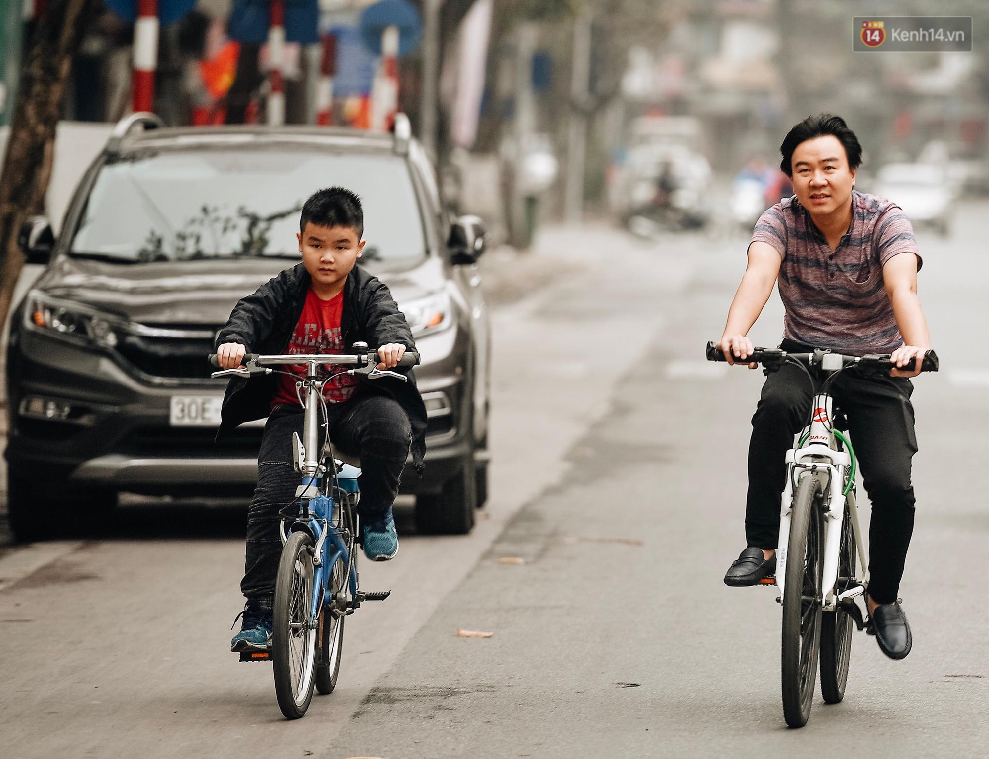 Người Hà Nội nô nức xuống phố ngày đầu năm, xúng xính diện áo dài truyền thống đi chơi Tết