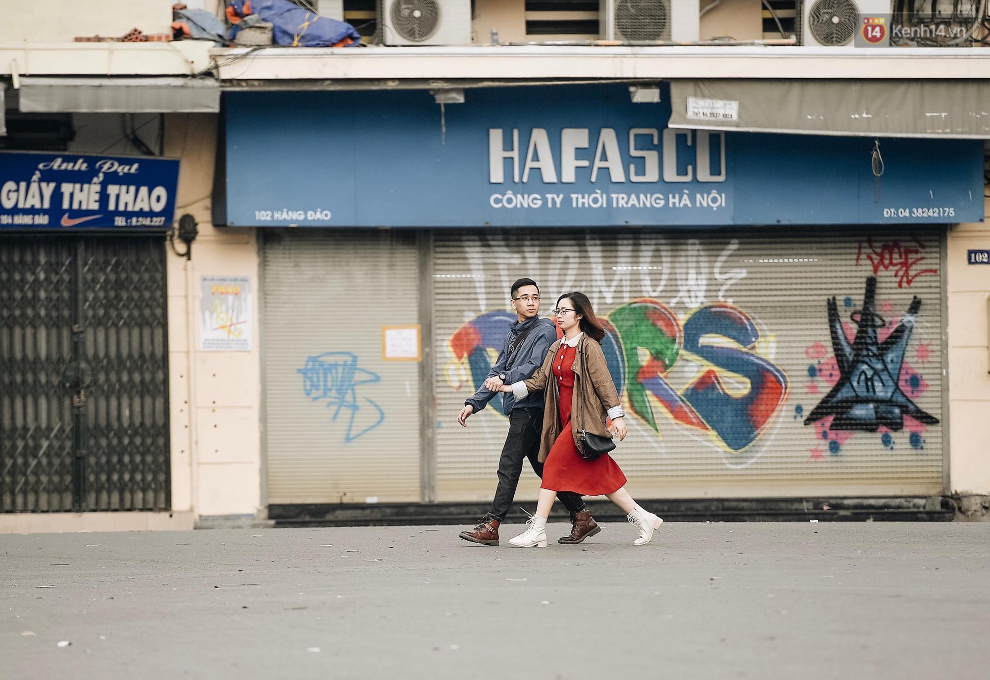 Người Hà Nội nô nức xuống phố ngày đầu năm, xúng xính diện áo dài truyền thống đi chơi Tết