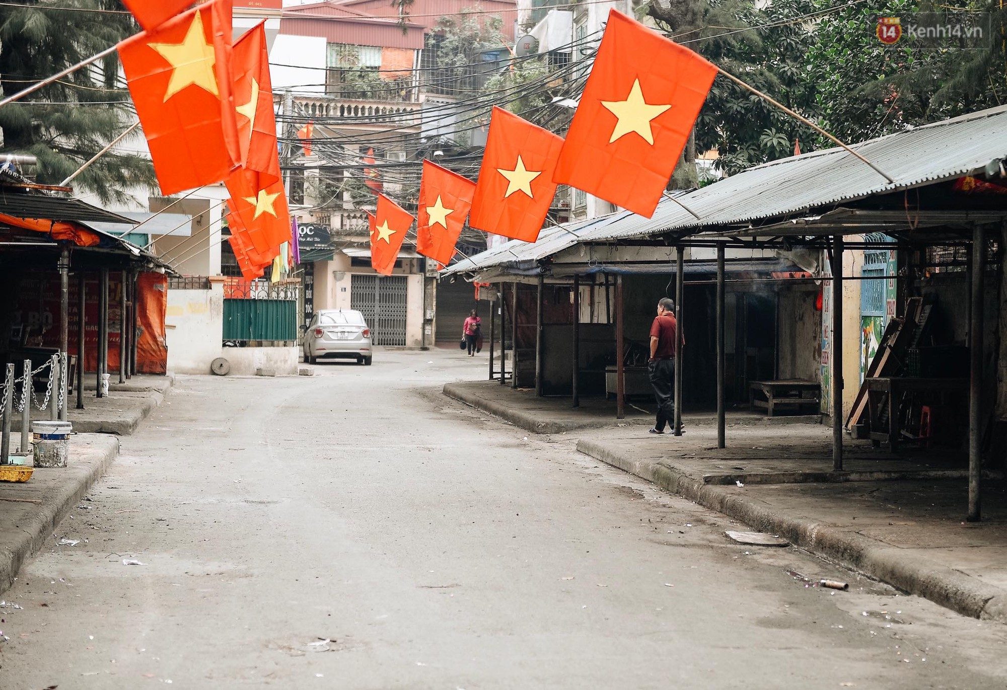 Người Hà Nội nô nức xuống phố ngày đầu năm, xúng xính diện áo dài truyền thống đi chơi Tết