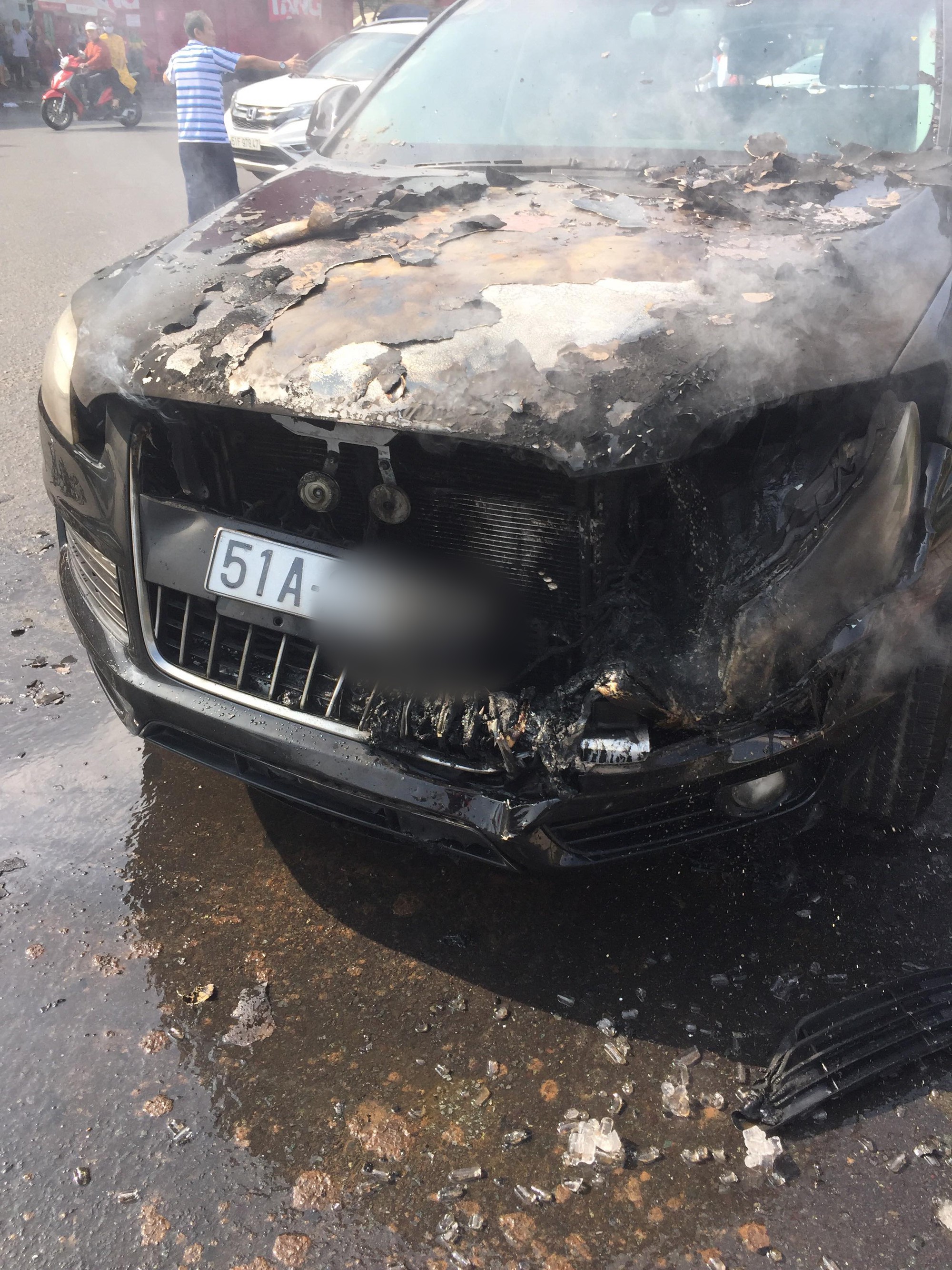 Đi chúc Tết sáng Mồng 1, tài xế hoảng hồn tung cửa thoát thân vì ô tô bốc cháy ngùn ngụt