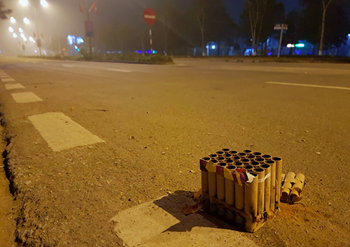 Xác pháo vương vãi trên quốc lộ ở Hà Tĩnh