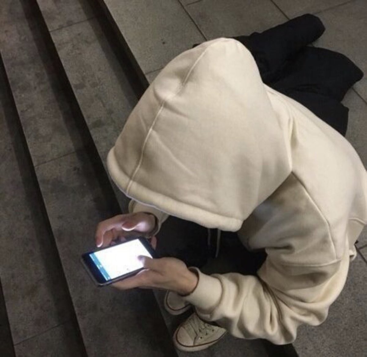 Có một kiểu người ai đi chơi mặc ai, Tết với họ đồng nghĩa với việc chỉ nằm nhà lướt Facebook