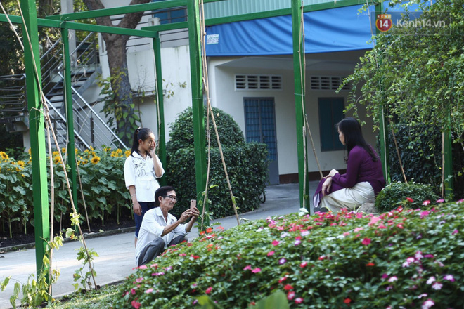 Ảnh: Người dân trải bạt, ngồi ăn uống đông nghẹt trong Thảo Cầm Viên dịp đầu năm mới