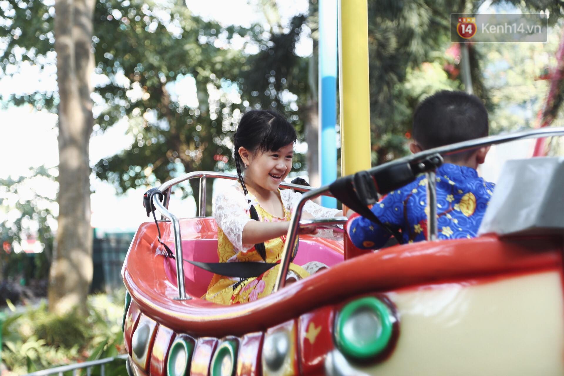 Ảnh: Người dân trải bạt, ngồi ăn uống đông nghẹt trong Thảo Cầm Viên dịp đầu năm mới