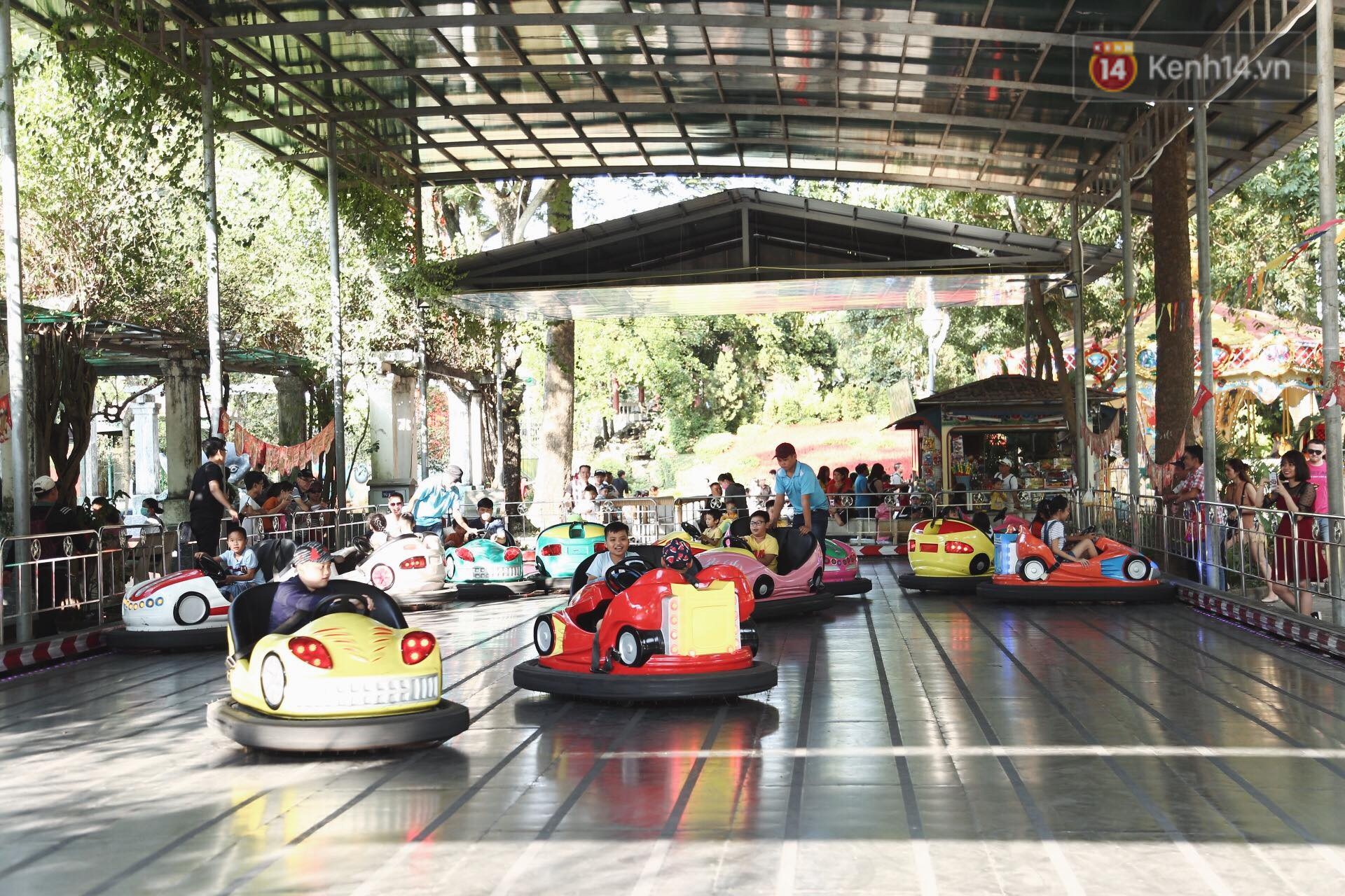 Ảnh: Người dân trải bạt, ngồi ăn uống đông nghẹt trong Thảo Cầm Viên dịp đầu năm mới