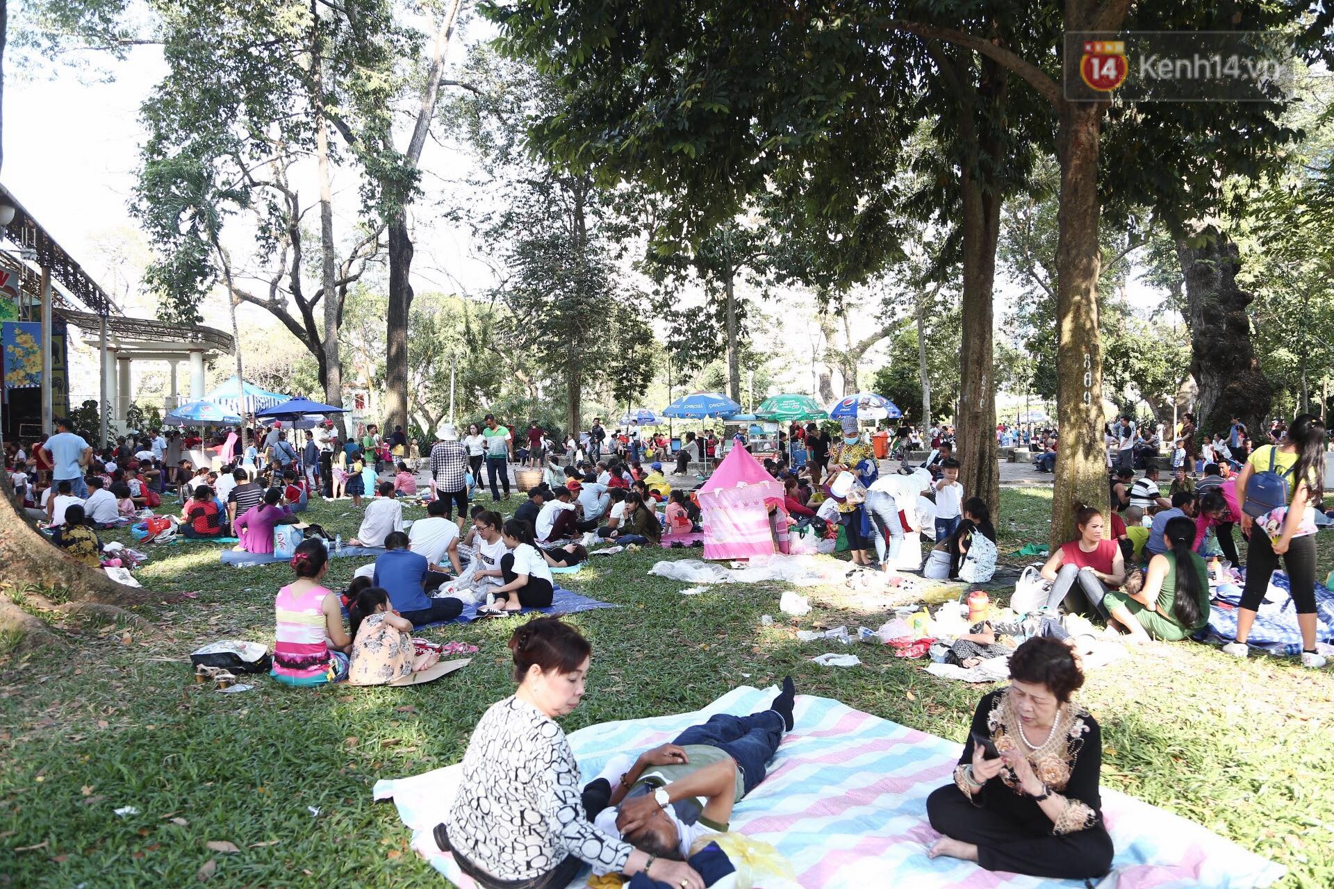 Ảnh: Người dân trải bạt, ngồi ăn uống đông nghẹt trong Thảo Cầm Viên dịp đầu năm mới