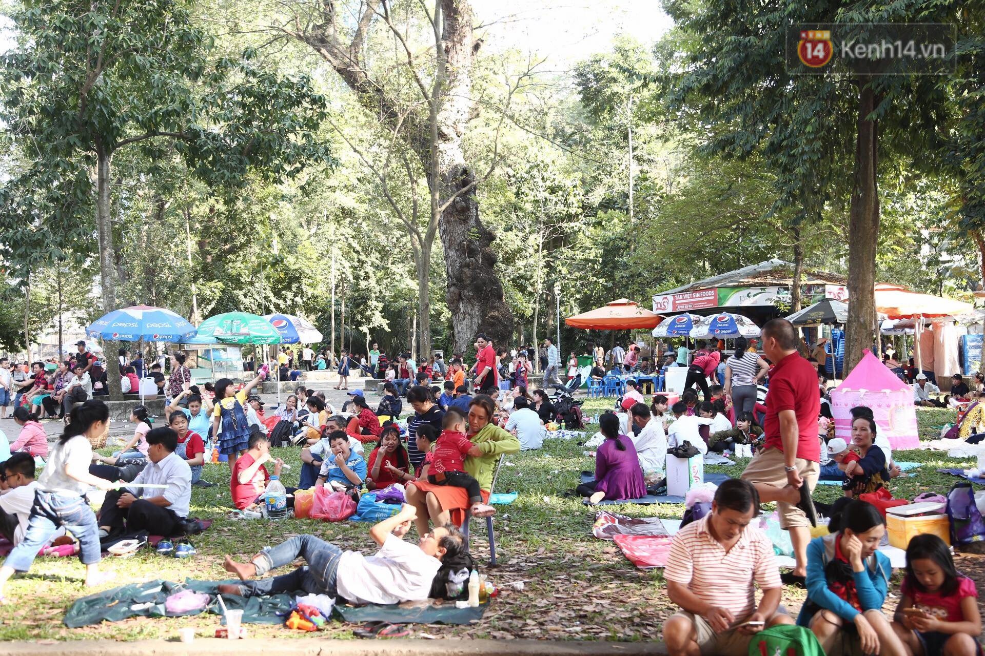 Ảnh: Người dân trải bạt, ngồi ăn uống đông nghẹt trong Thảo Cầm Viên dịp đầu năm mới