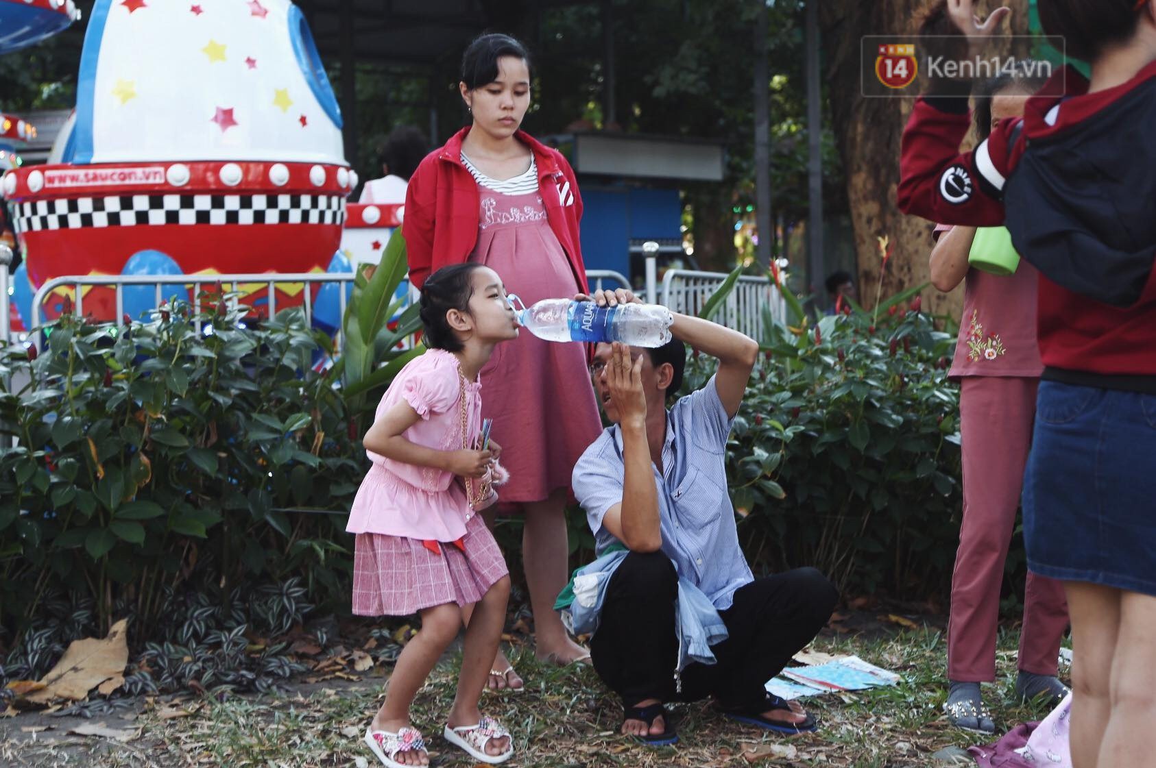 Ảnh: Người dân trải bạt, ngồi ăn uống đông nghẹt trong Thảo Cầm Viên dịp đầu năm mới