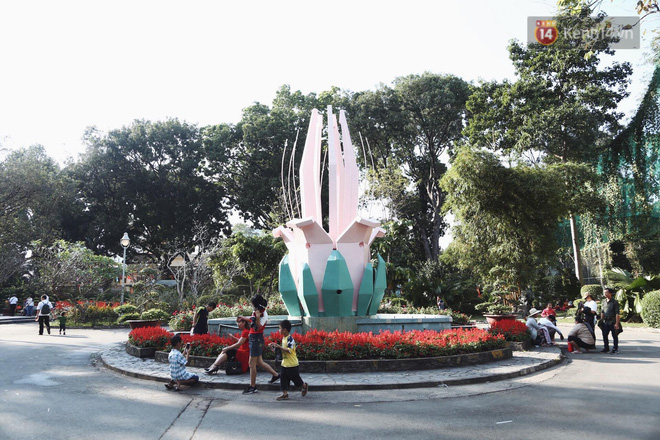 Ảnh: Người dân trải bạt, ngồi ăn uống đông nghẹt trong Thảo Cầm Viên dịp đầu năm mới