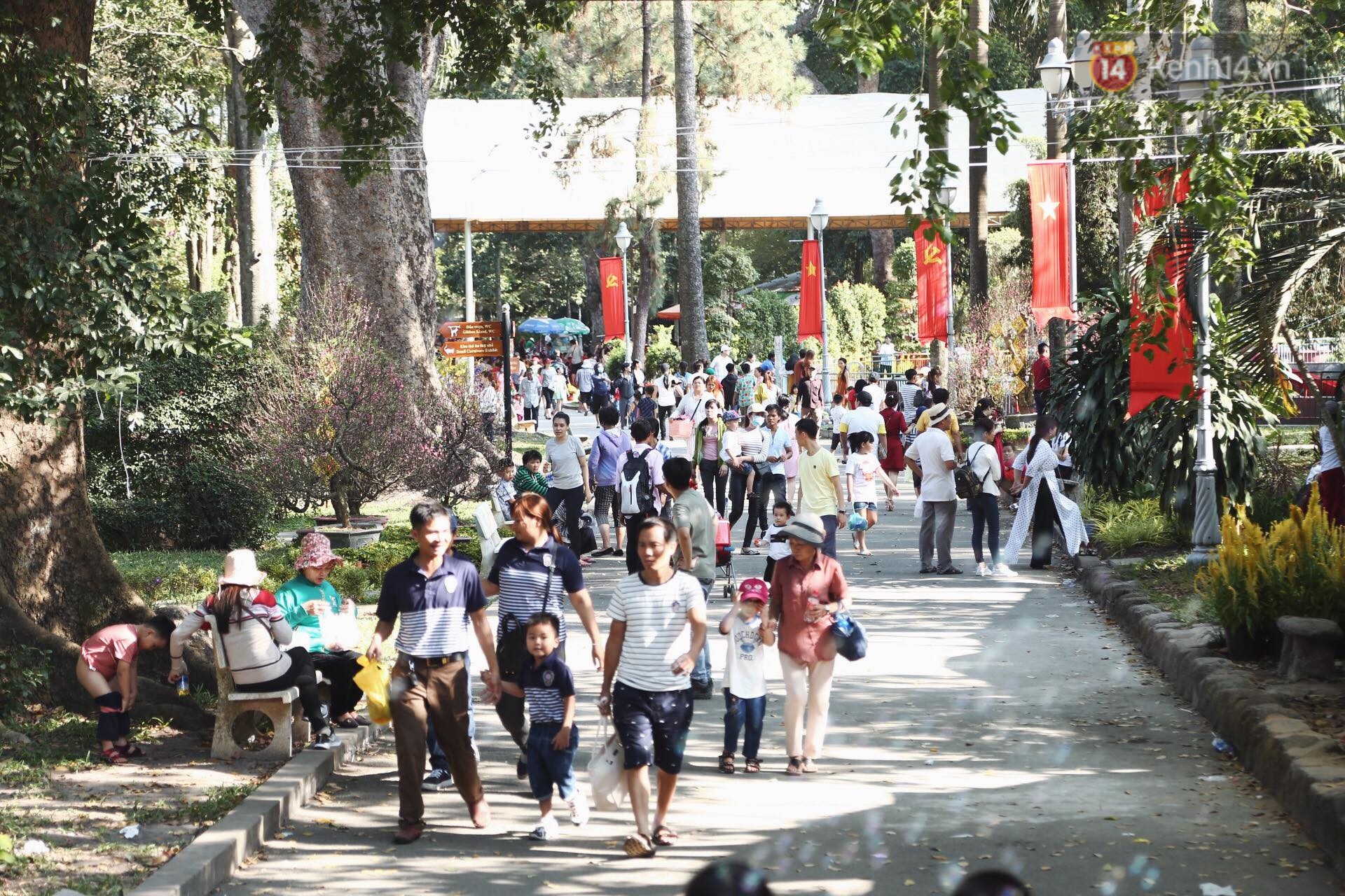 Ảnh: Người dân trải bạt, ngồi ăn uống đông nghẹt trong Thảo Cầm Viên dịp đầu năm mới