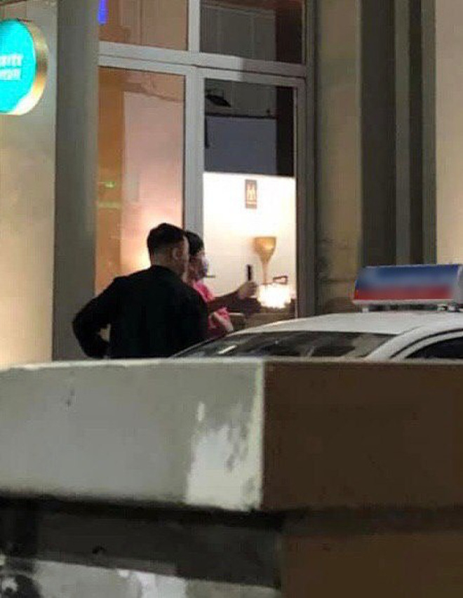 Tóc Tiên và Hoàng Touliver cùng xuống phố du Xuân trong ngày mùng 2 Tết Kỷ Hợi