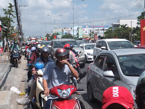 Cầu Rạch Miễu tê liệt, xe cộ mất hơn 1 tiếng để qua đoạn đường 1 km