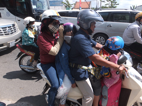 Cầu Rạch Miễu tê liệt, xe cộ mất hơn 1 tiếng để qua đoạn đường 1 km