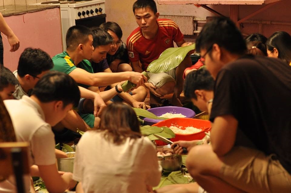 Du học sinh ở nước ngoài ăn Tết cổ truyền ra sao?